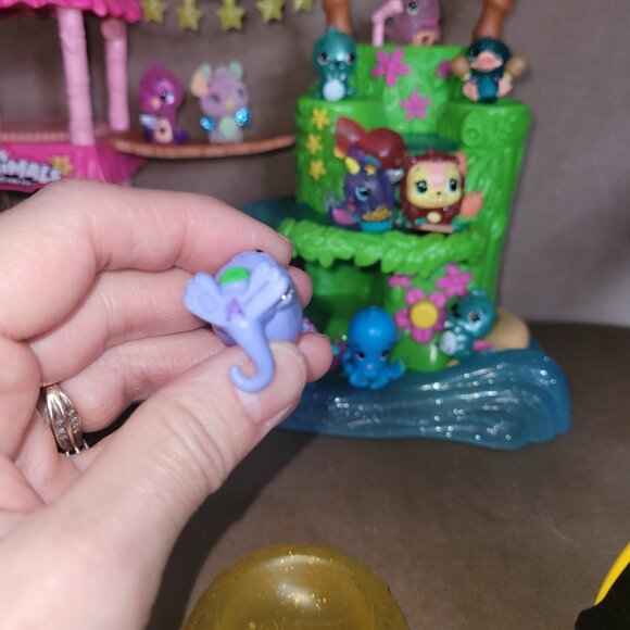 Hatchimals CollEGGtibles Tropical Island Party Playset - Picture 13 of 15